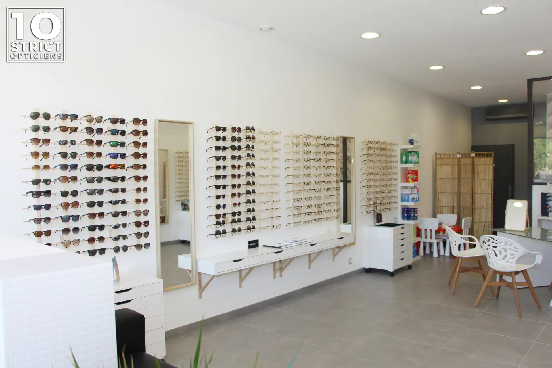 Mur de lunettes solaires en magasin