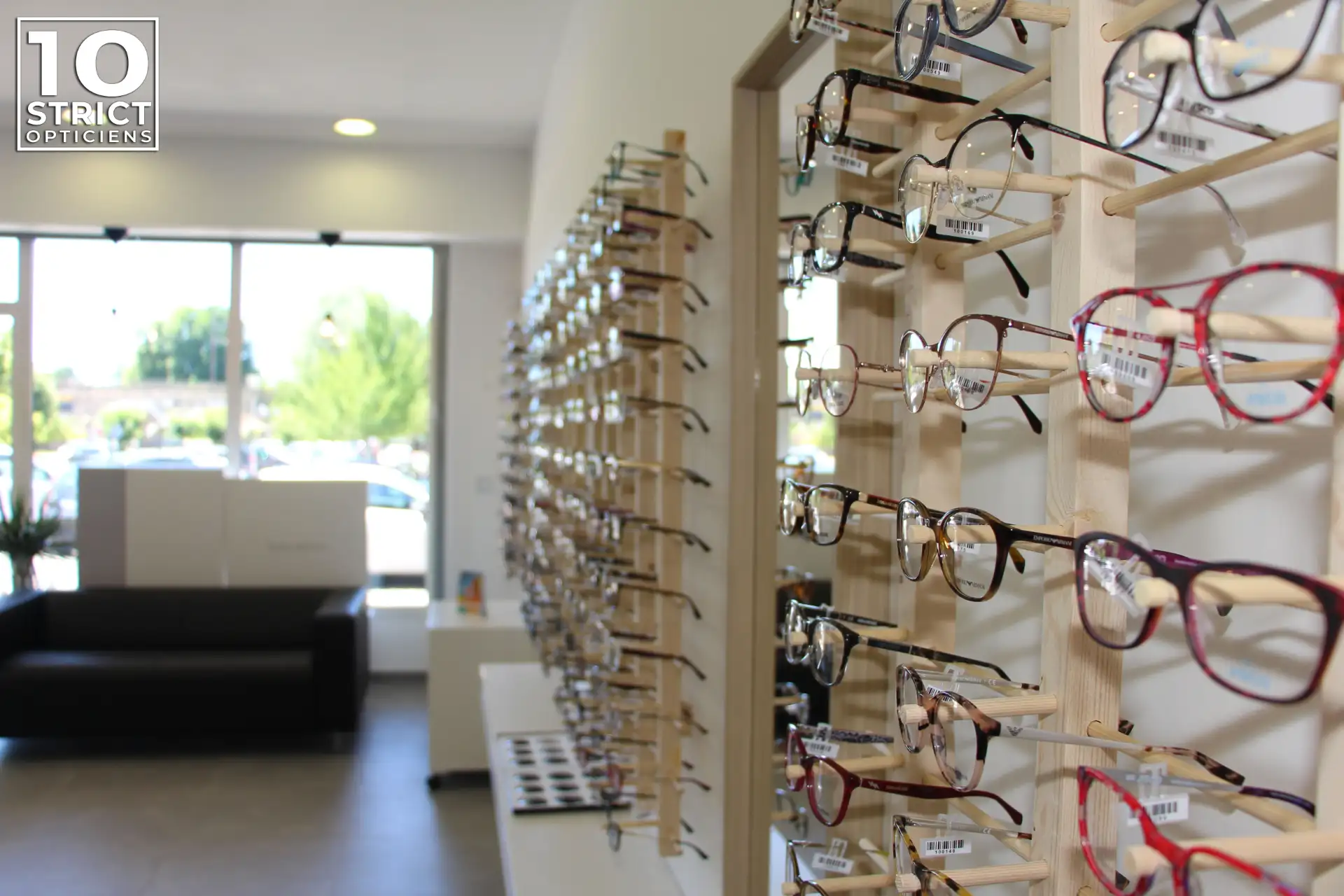 Gros plan sur les montures de vue en magasin